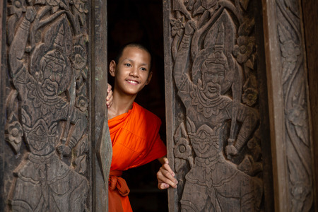 The novice monk opens the door to the idea of opening the mind to learn the world wide.の写真素材