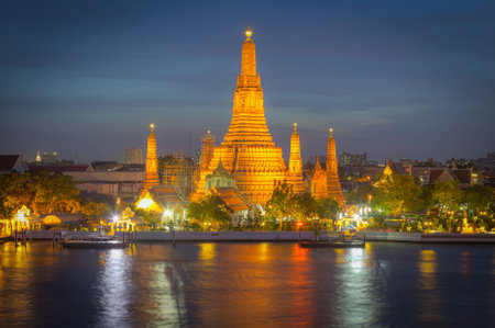 Twilight view Pra Prang of Wat Arun Templeの写真素材