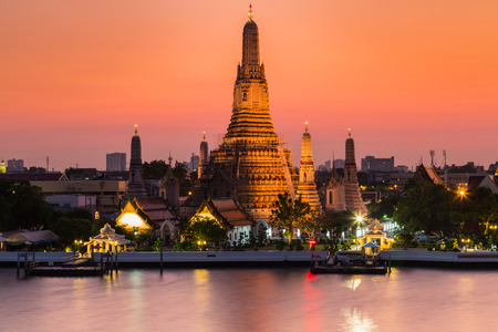 Arun Temple  Temple of dawn water front during sunset, Bangkok Thailandの写真素材
