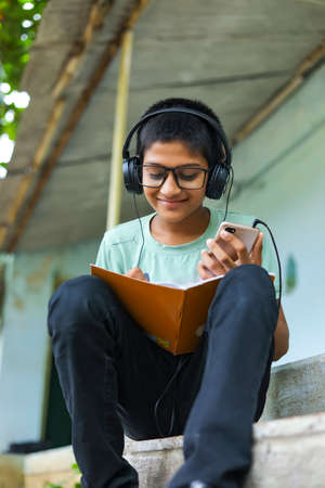 indian child attending online lectureの写真素材