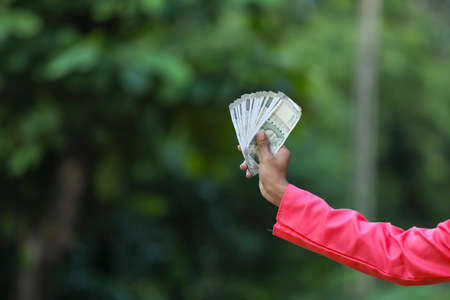 man holding indian money note in handの写真素材