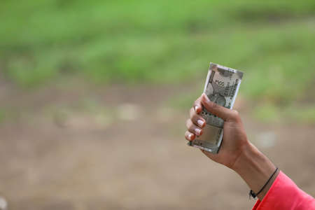 man holding indian money note in handの写真素材