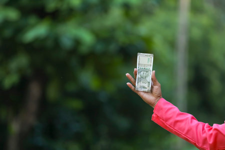 man holding indian money note in handの写真素材
