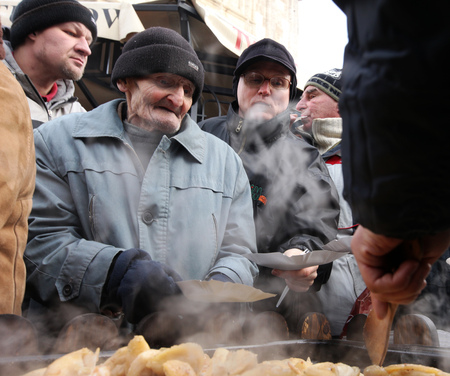 Christmas Eve for poor and homeless on the Central Market in Cracow. Every year the group Kosciuszko prepares the greatest eve in the open air in Poland.のeditorial素材