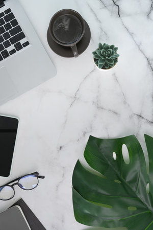 Mock up computer laptop with empty screen on home office desk.の写真素材