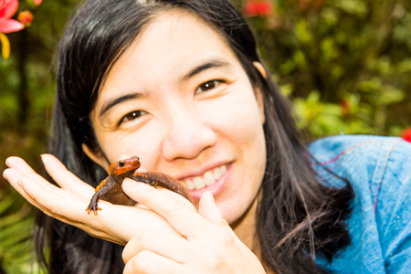 female veterinary holding salamander in handの写真素材