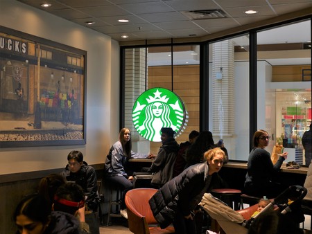 Jersey City, New Jersey - March 18 2017. Starbuck full of patrons inside a mallのeditorial素材