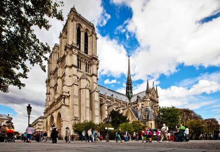 PARIS, FRANCE - AUGUST 27, 2011: Tourists on the square Notre Dame Cathedral, Franceのeditorial素材