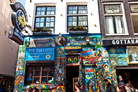 The first coffeshop Bulldog in Amsterdam city on Red lights street, Hollandのeditorial素材