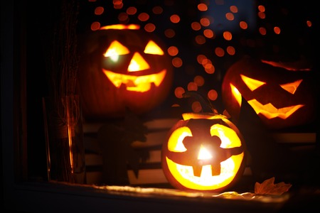 Jack-o-lanterns in a windowの写真素材