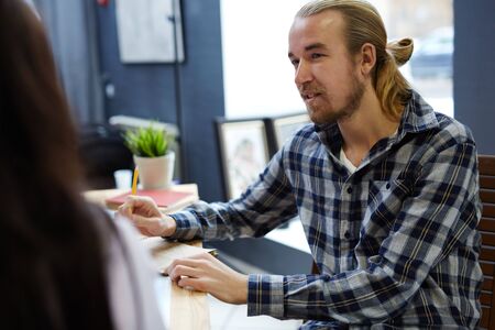 Listening to groupmateの写真素材