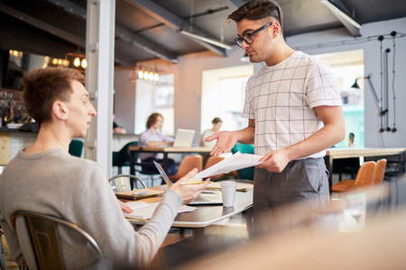 Read this paperの写真素材