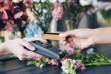 Paying wireless card for flowers