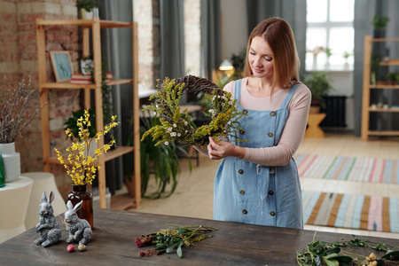 Woman making flower wreathの写真素材