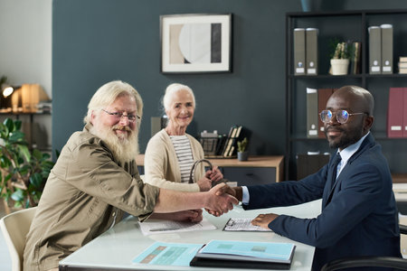 Businessman And Customer Shaking Handsの写真素材