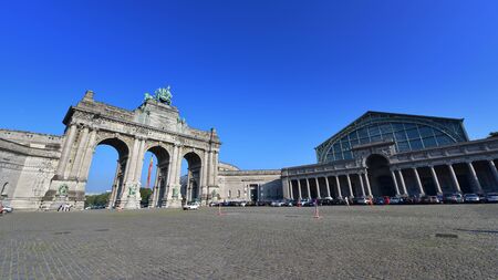 BRUSSELS - SEPTEMBER 16: The triumphal arch at Parc du Cinquantenaire, built for the National Exhibition of 1880 to commemorate 50th anniversary of Belgium, taken on September 16, 2014 in Brussels, Belgiumのeditorial素材