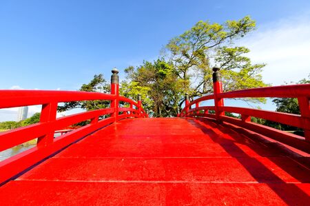 Bright red bridge in Singapore Chinese Gardenのeditorial素材