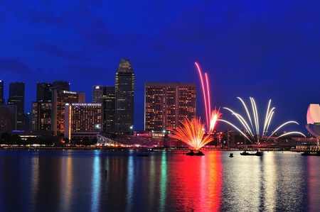 SINGAPORE - JULY 02: Fireworks display during National Day Parade Singapore 2011 Combined Rehearsal on July 02, 2011 in Singapore.のeditorial素材