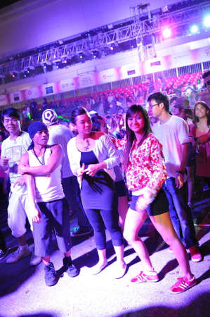 SINGAPORE - FEBRUARY 20: Party revelers dancing at City Alive! 2010, Singapore's largest dancing street party February 20, 2010 in Singaporeのeditorial素材