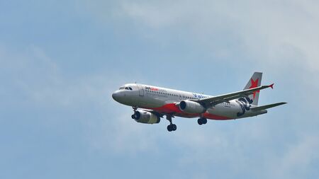 SINGAPORE - JANUARY 10: Jetstar Airbus 320 aircraft landing at Changi Airport on January 10, 2015 in Singaporeのeditorial素材