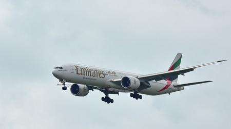 SINGAPORE - JANUARY 10: Emirates Boeing 777-300ER aircraft landing at Changi Airport on January 10, 2015 in Singaporeのeditorial素材