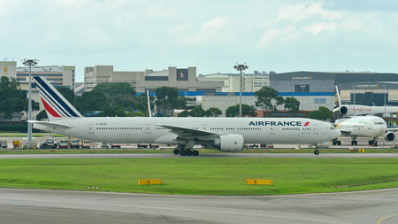SINGAPORE - JANUARY 10: Air France Boeing 777-300ER taxiing at Changi Airport on January 10, 2015 in Singaporeのeditorial素材