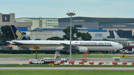 SINGAPORE - DECEMBER 23: Singapore Airlines Boeing 777-300 taxiing at Changi Airport on December 23, 2016 in Singaporeのeditorial素材