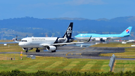 AUCKLAND, NEW ZEALAND - DECEMBER 17: Air New Zealand Airbus A320 taxiing with Korean Air Boeing 747-8i in the background at Auckland International Airport on December 17, 2017 in Aucklandのeditorial素材