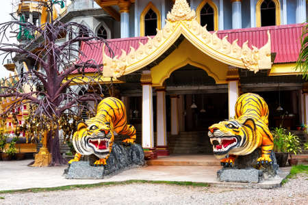 Statues of tigers at entrance to buddhist pagoda Tham Suea near Tiger Cave Temple in Krabi, Thailand. Chedi at the Tiger Cave Temple, Krabi, South of Thailand.の写真素材