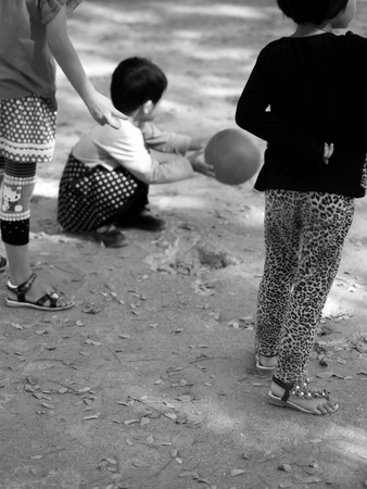 BLACK AND WHITE PHOTO OF YOUTH KIDS FROM THE BACKの写真素材