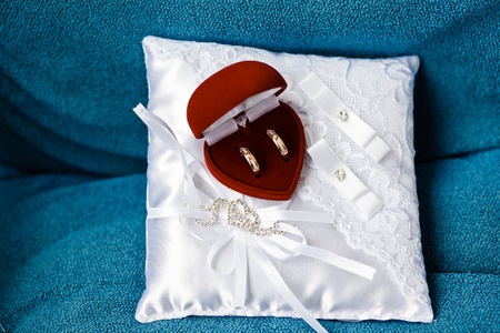 gold wedding rings on the pincushionの写真素材