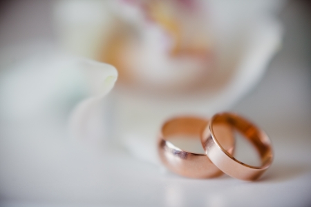 gold wedding rings on whiteの写真素材