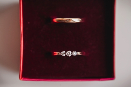 gold wedding rings on the pincushionの写真素材