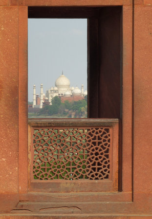the Taj Mahal seen through a red frame in Agra in Uttar Pradesh, Indiaのeditorial素材