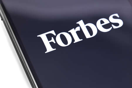 Forbes logo on the screen smartphone. Forbes is an American family-controlled business magazine. Moscow, Russia - February 28, 2019のeditorial素材