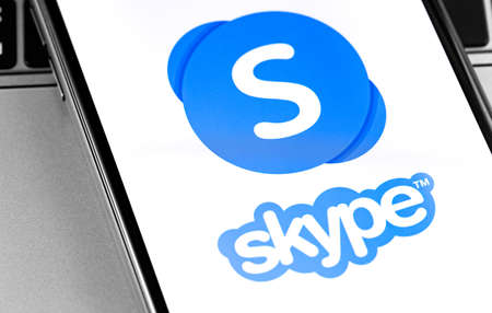 Skype logo on the screen smartphone. Skype - software providing text, voice and video communications. Moscow, Russia - April 11, 2019のeditorial素材