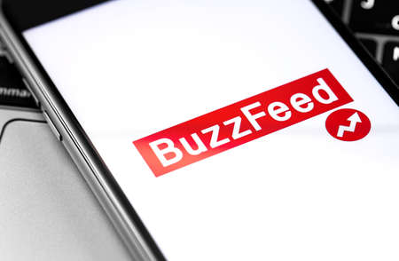 BuzzFeed logo on the screen smartphone. BuzzFeed is an online media news company founded in 2006 in New York. Moscow, Russia - September 24, 2019のeditorial素材