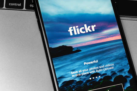 Flickr logo app on the screen smartphone closeup. Flickr - photo hosting. Moscow, Russia - August 15, 2020のeditorial素材