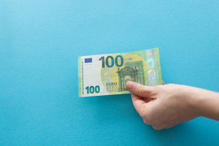 female hands counting banknotesの写真素材