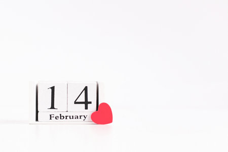 white calendar with the date of February 14 and a pink heart on a white background, place for text 1の写真素材