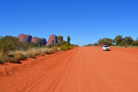 Car on red sand road near Kata Tjutaのeditorial素材