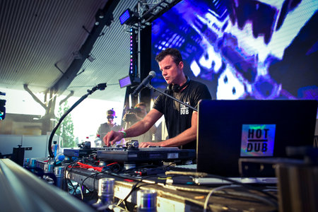 Sydney, Australia - November 2nd 2019 - Tom Lowndes (DJ Tom Loud), known professionally as Hot Dub Time Machine, an Australian DJ known for being the World's First Time Travelling DJ is seen performing on the stage at Rosehill Gardens racecourse during thのeditorial素材