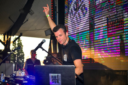 Sydney, Australia - November 2nd 2019 - Tom Lowndes (DJ Tom Loud), known professionally as Hot Dub Time Machine, an Australian DJ known for being the World's First Time Travelling DJ is seen performing on the stage at Rosehill Gardens racecourse during thのeditorial素材