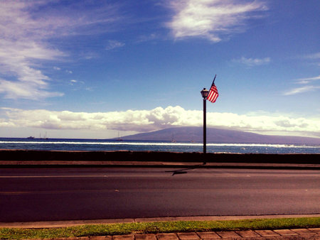 Oceanside street off the coast of Maui on the Fourth of July.の素材