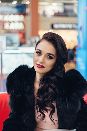 Beauty Fashion Model Girl in Mink Fur Coat. Beautiful Woman in Luxury Brown Fur Jacket . Winter Fashionの写真素材