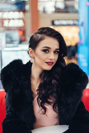 Beauty Fashion Model Girl in Mink Fur Coat. Beautiful Woman in Luxury Brown Fur Jacket . Winter Fashionの写真素材