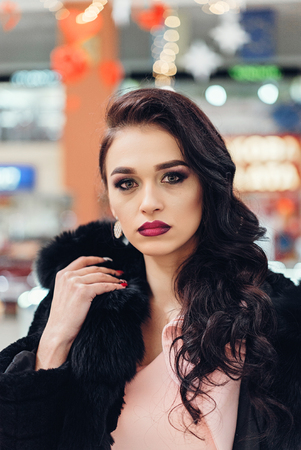 Beauty Fashion Model Girl in Mink Fur Coat. Beautiful Woman in Luxury Brown Fur Jacket . Winter Fashionの写真素材