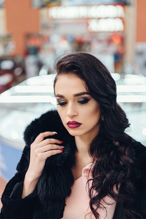 Beauty Fashion Model Girl in Mink Fur Coat. Beautiful Woman in Luxury Brown Fur Jacket . Winter Fashionの写真素材