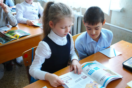 CHAPAEVSK, SAMARA REGION, RUSSIA - MAY 23, 2017: The school city of Chapaevsk. The students in the lesson in class. Girl and boy looking in a textbookのeditorial素材