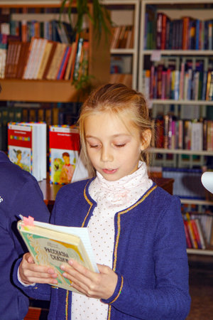 CHAPAEVSK, SAMARA REGION, RUSSIA - NOVEMBER 26, 2017: Grammar school in city Chapaevsk. The schoolgirl tells the lesson to the teacherのeditorial素材